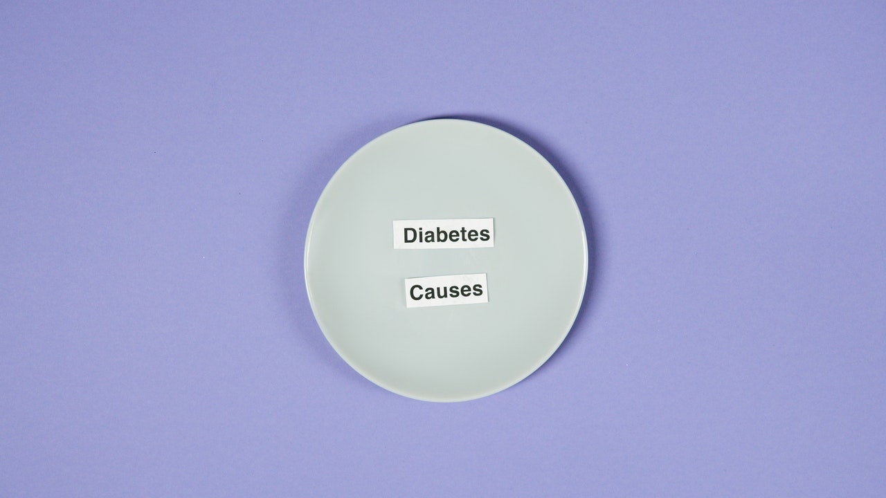 plate with pieces of paper written diabetes causes