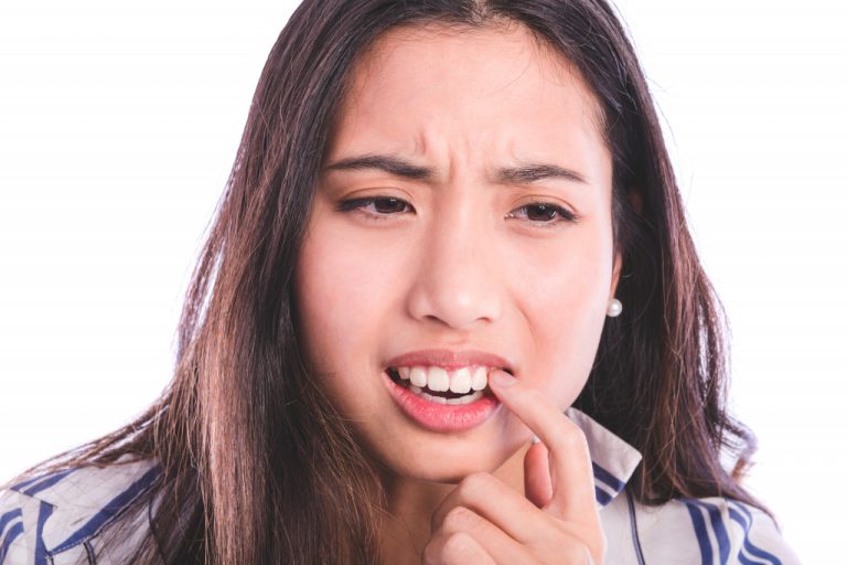 Teeth pain in woman
